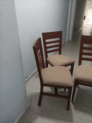 Juego de 3 sillas de madera y sillón puf