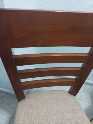 Juego de 3 sillas de madera y sillón puf
