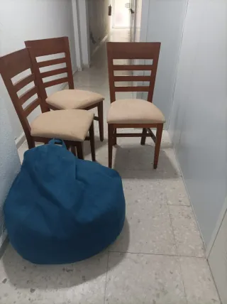 Juego de 3 sillas de madera y sillón puf