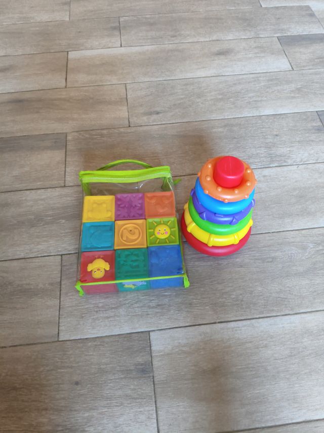 Cubos de goma apilables y cono apilable