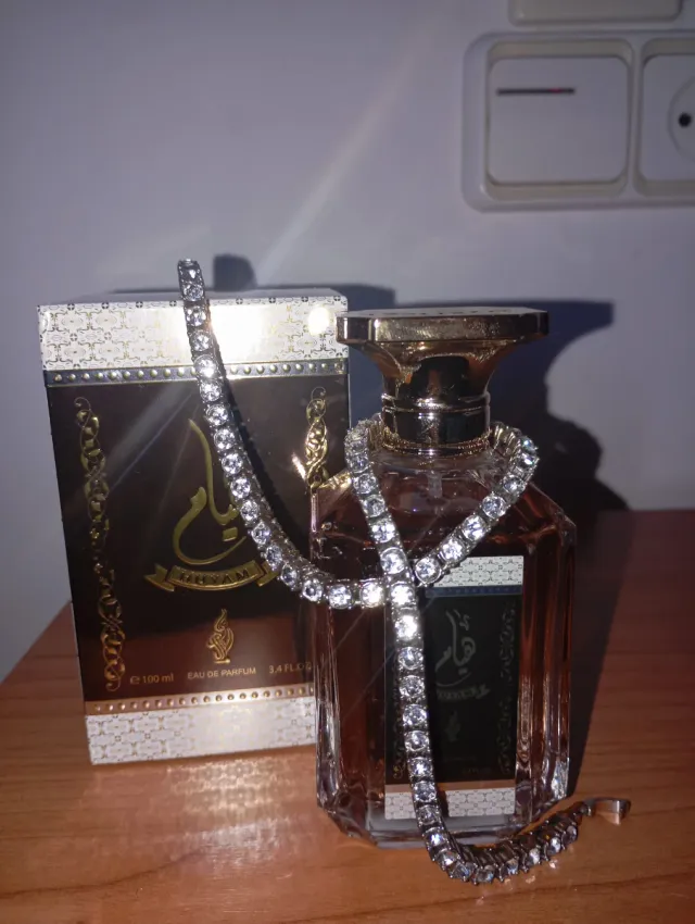 Colonia árabe marrón y dorada