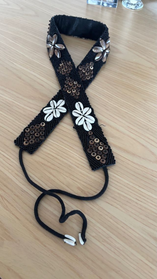 Cinturón negro bordado conchas y lentejuelas