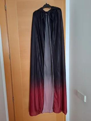 SIN ESTRENAR. Capa con capucha para disfrazarse