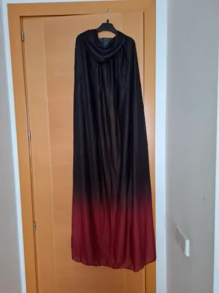 SIN ESTRENAR. Capa con capucha para disfrazarse