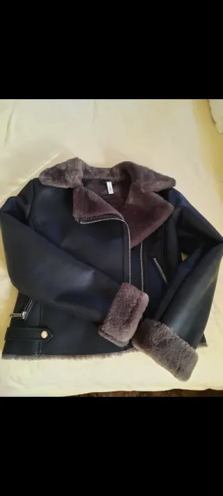 Cazadora Biker Polipiel Negra de mango. 