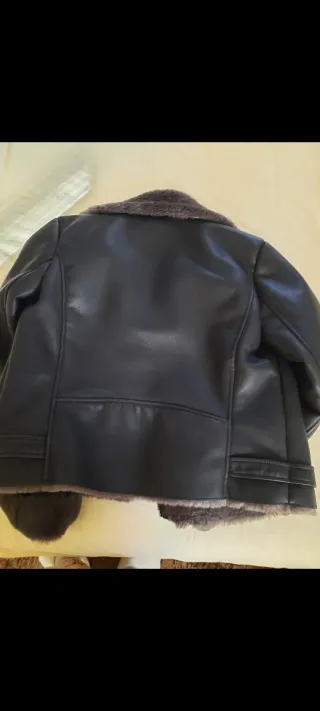 Cazadora Biker Polipiel Negra de mango. 