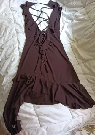 Vestido marrón con volantes y tiras