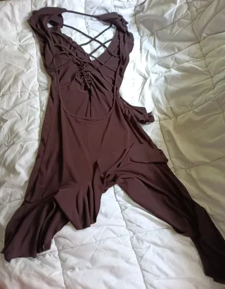 Vestido marrón con volantes y tiras