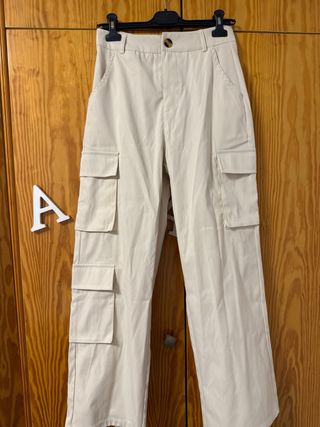 Pantalón ancho cargo beige