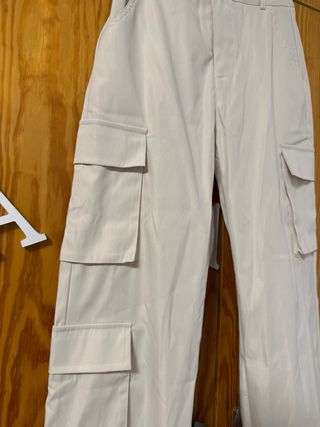 Pantalón ancho cargo beige