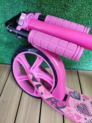 Patinete Arebos Rosa con Diseño de Corazones