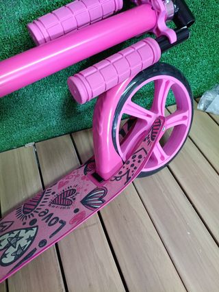 Patinete Arebos Rosa con Diseño de Corazones
