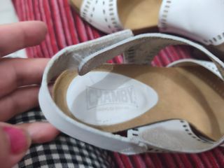 Sandalias blancas de mujer