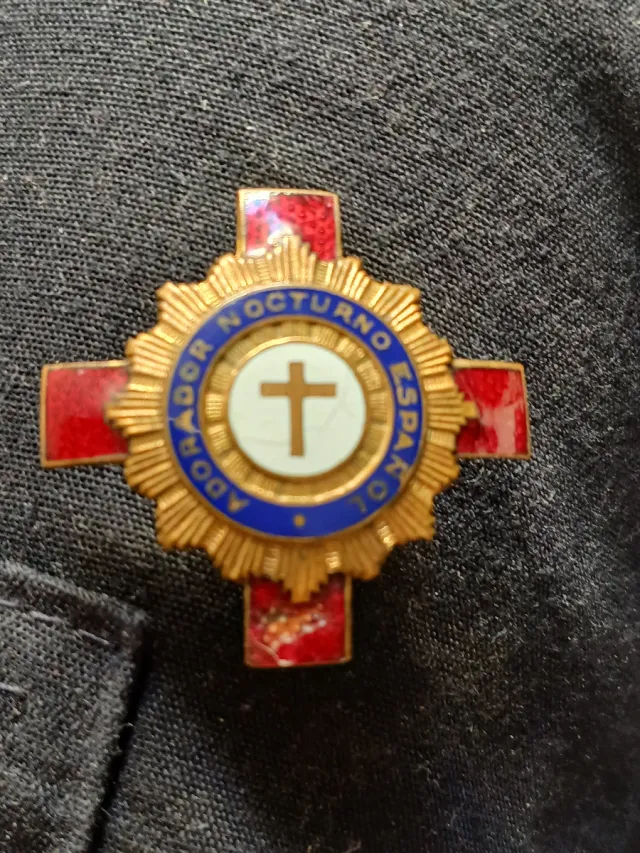 Insignia Cruz Adoradores Nocturnos Español