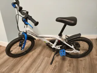 Bicicleta infantil Btwin blanca y azul 16 pulgadas