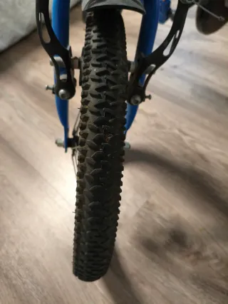 Bicicleta infantil Btwin blanca y azul 16 pulgadas