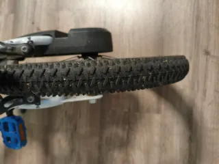 Bicicleta infantil Btwin blanca y azul 16 pulgadas