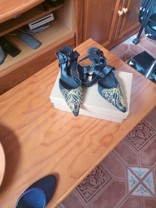 Zapatos de fiesta negros y dorados