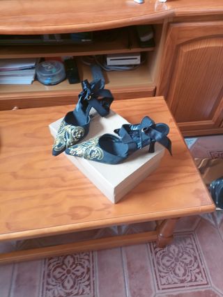 Zapatos de fiesta negros y dorados