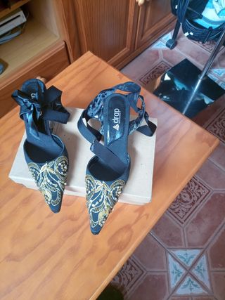 Zapatos de fiesta negros y dorados