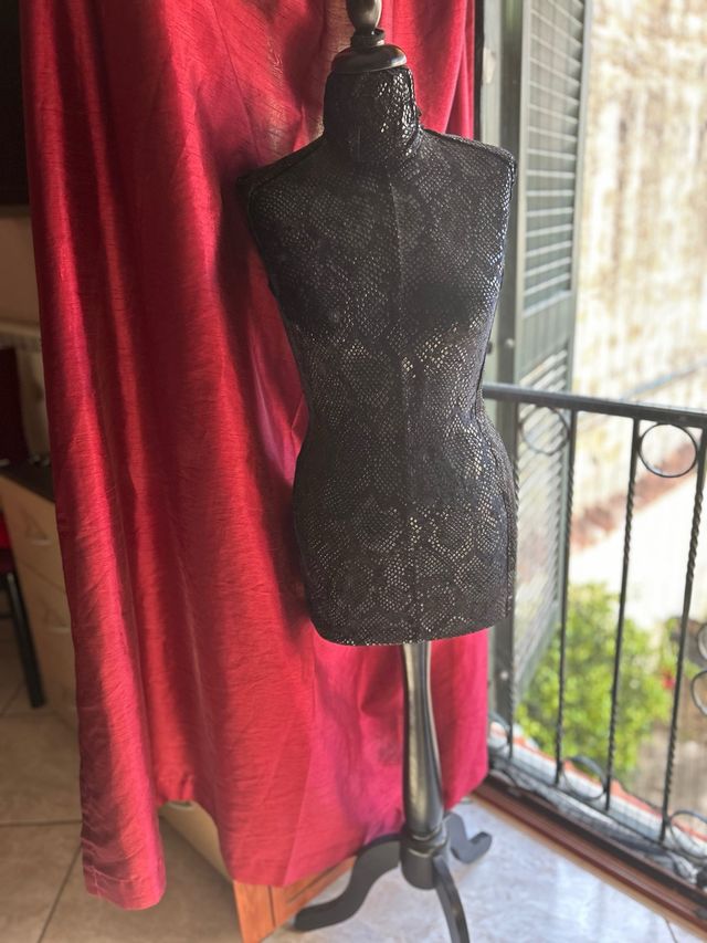 Manichino sartoriale nero