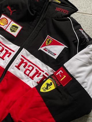 Cazadora Ferrari F1 Blanca Roja Negra Unisex Retro