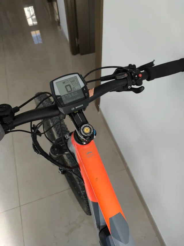 Bicicleta Eléctrica Gris y Naranja