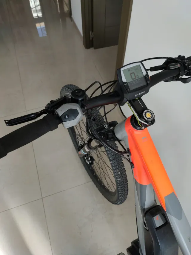 Bicicleta Eléctrica Gris y Naranja