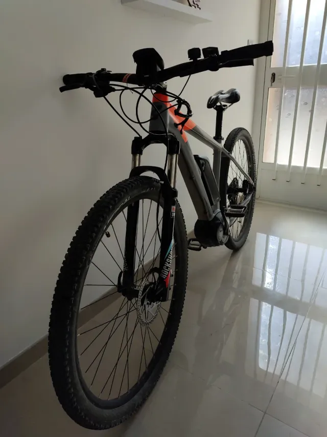 Bicicleta Eléctrica Gris y Naranja