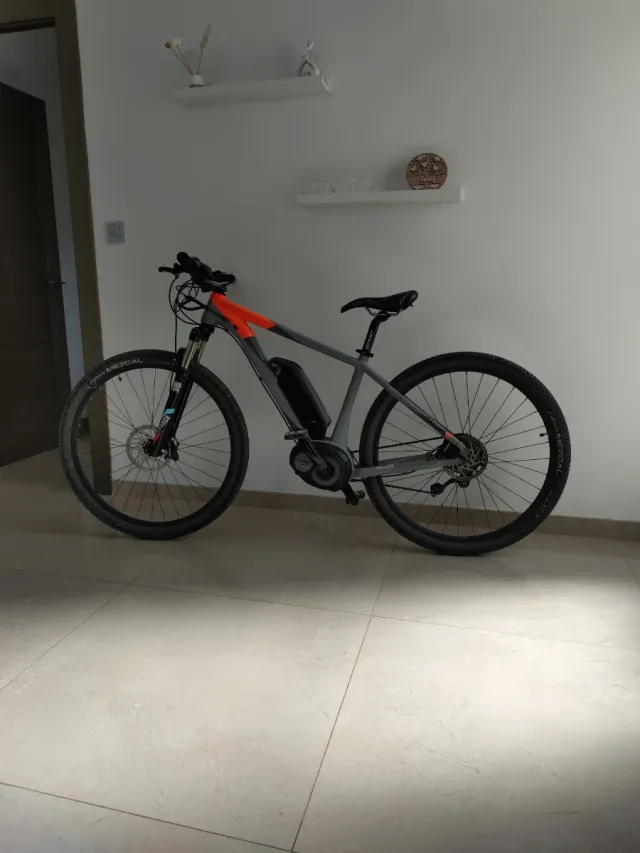 Bicicleta Eléctrica Gris y Naranja