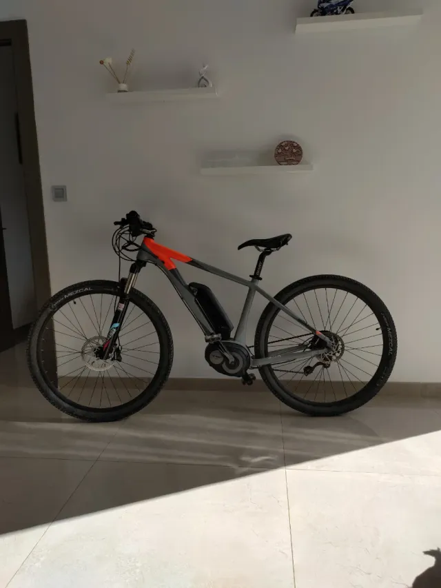 Bicicleta Eléctrica Gris y Naranja
