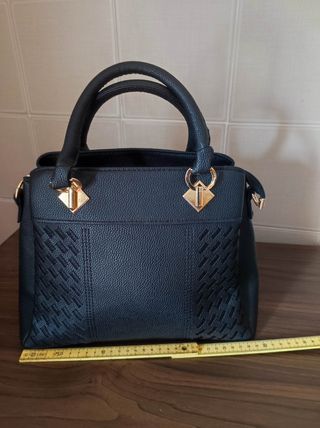 Borsa nera con dettagli intrecciati