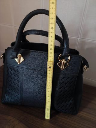 Borsa nera con dettagli intrecciati