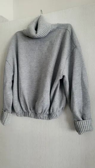 Sudadera Zara cuello alto gris