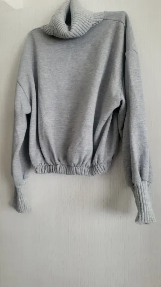Sudadera Zara cuello alto gris