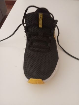 Zapatillas Under Armour Negras y Amarillas