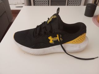 Zapatillas Under Armour Negras y Amarillas