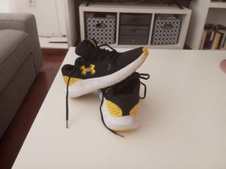 Zapatillas Under Armour Negras y Amarillas