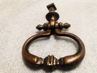 Tirador antiguo de bronce.