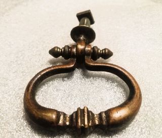 Tirador antiguo de bronce.