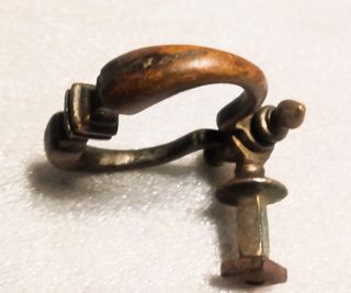 Tirador antiguo de bronce.