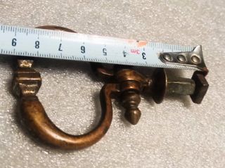 Tirador antiguo de bronce.