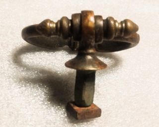 Tirador antiguo de bronce.