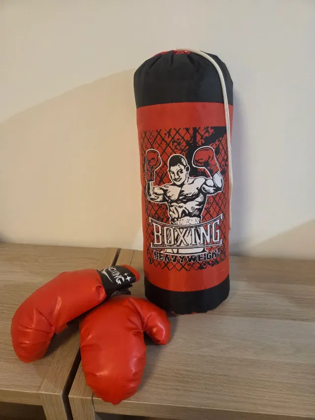 Saco y guantes de boxeo para niños