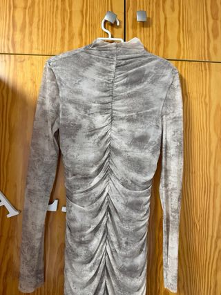 Vestido estampado beige y gris