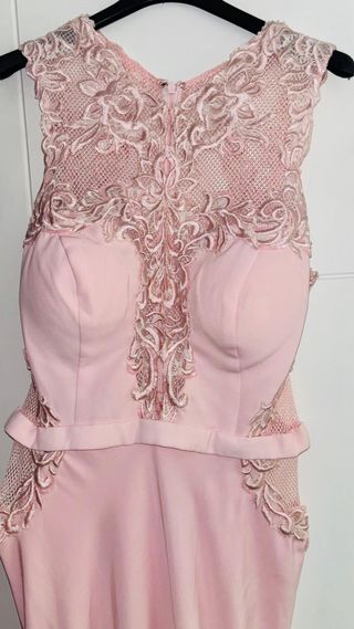 Vestido de fiesta rosa con encaje