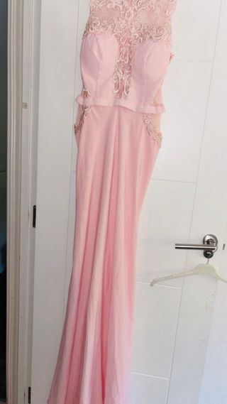 Vestido de fiesta rosa con encaje