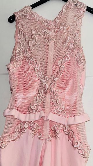 Vestido de fiesta rosa con encaje