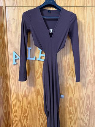 Vestido marrón largo con aberturas