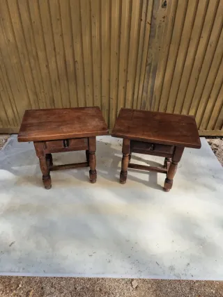 Mesa auxiliar antigua de madera